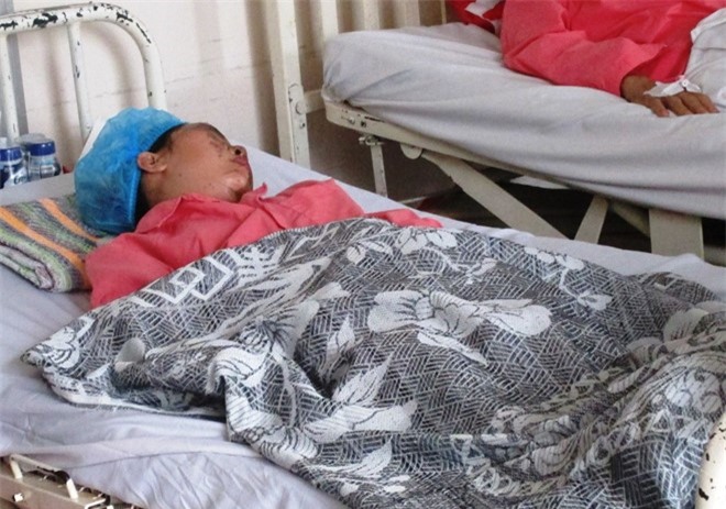 Sức khỏe nữ sinh bị tạt axit đến mù mắt giờ ra sao?