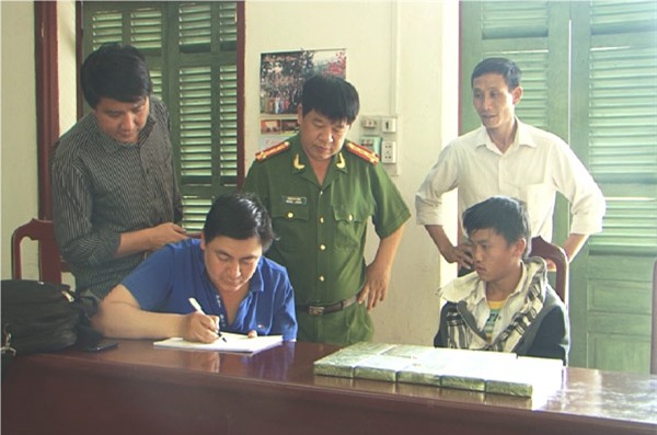 Bắt đối tượng 16 tuổi liều lĩnh vận chuyển 10 bánh heroin