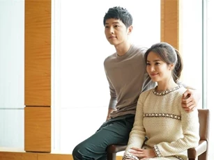 Cặp đôi Hậu duệ mặt trời thân thiết tại Hồng Kông