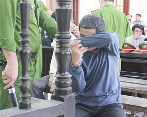 Gã chồng đánh chết vợ vì đòi ly hôn bật khóc tại tòa