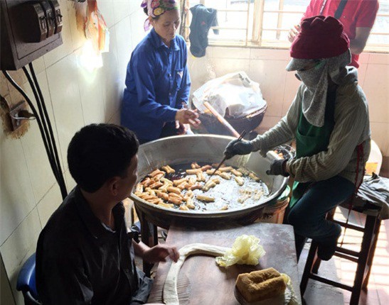 Nghệ An: Kinh hoàng dùng hóa chất lạ sản xuất quẩy