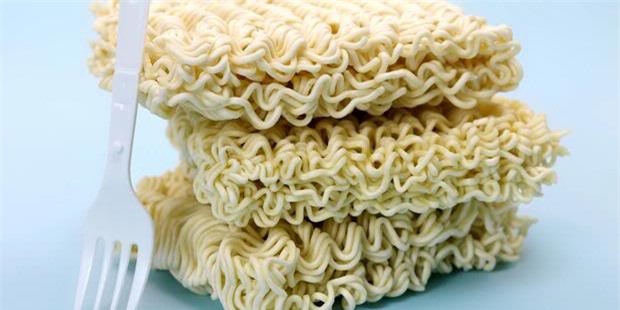 Cảnh báo tác hại không ngờ của mì ăn liền