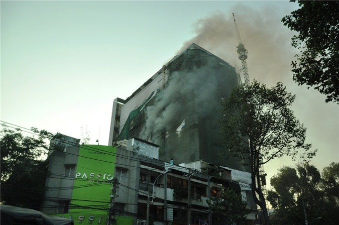 Cao ốc đang xây bất ngờ phát hỏa ở Sài Gòn