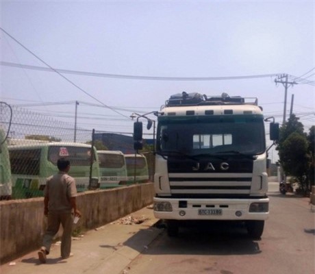 Dân bao vây tài xế xe tải cán nát tay người phụ nữ rồi bỏ trốn