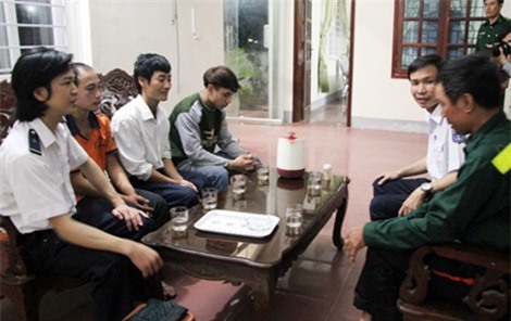 Giải cứu thành công 5 thuyền viên bị chìm tàu 