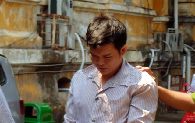 Nhân viên bị bà chủ bắt quả tang đang ăn cắp túi xách