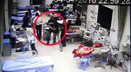 Nhóm côn đồ lao vào bệnh viện chém người đang cấp cứu