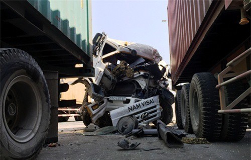 Tài xế xe bồn kêu cứu thảm thiết trong cabin sau khi tông vào hai xe container