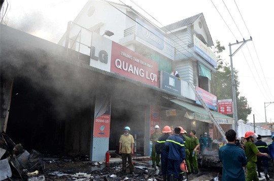 Trung tâm điện máy lớn nhất Quảng Ngãi chìm trong biển lửa