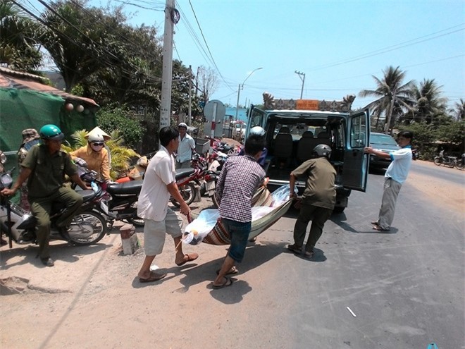 Vừa xuống xe khách, chàng trai bất ngờ nhảy xuống sông tự tử
