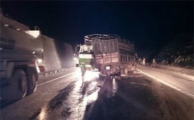 2 xe ô tô tông trực diện trên đèo, 2 người thương vong