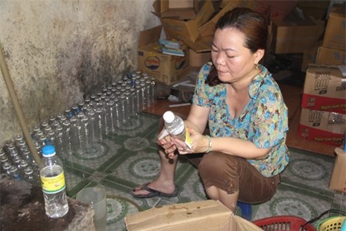 Bắt quả tang cơ sở sản xuất dùng axit, nước lã làm giấm gạo