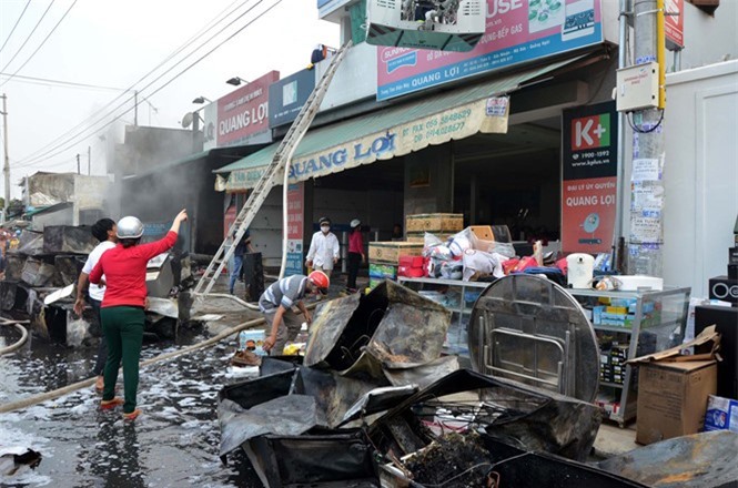 Cháy siêu thị điện máy lớn nhất Quảng Ngãi, thiệt hại hàng chục tỉ đồng