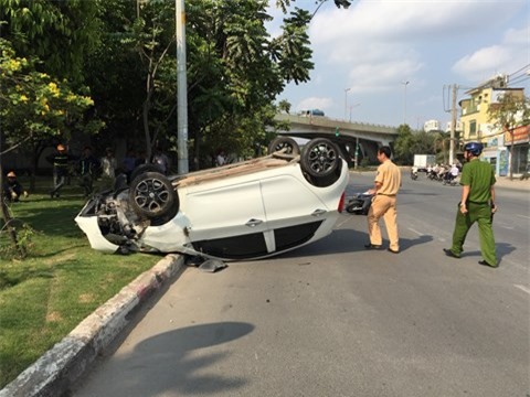 Ô tô 4 chỗ lật "chổng vó" sau cú va chạm với xe máy
