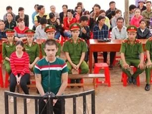 Giả vờ mua nước rồi ra tay hạ sát chủ quán để cướp
