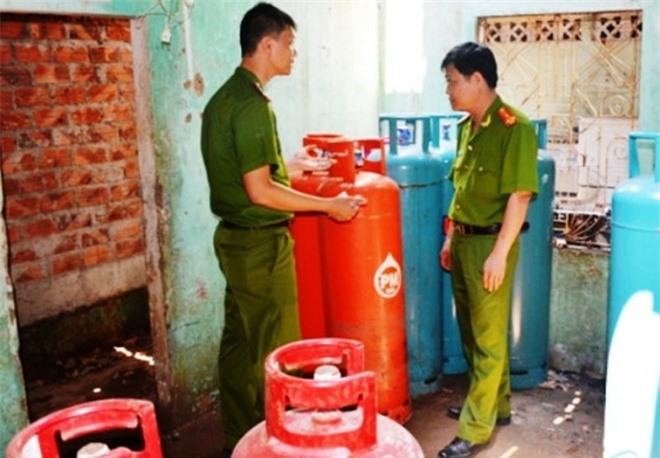 Phát hiện một cơ sở chứa hàng trăm bình gas không rõ nguồn gốc
