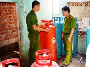 Phát hiện một cơ sở chứa hàng trăm bình gas không rõ nguồn gốc