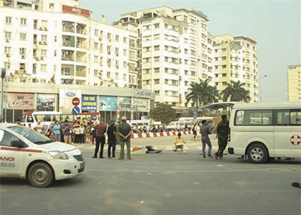 Hà Nội: Người phụ nữ đi xe đạp bị container cán tử vong 