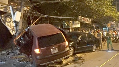 Hai ô tô va chạm cùng tông một xe máy, 3 người thương vong