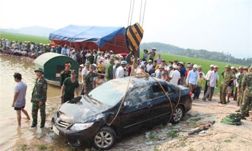 Ôtô mất lái lao xuống hồ, giám đốc và lái xe tử vong