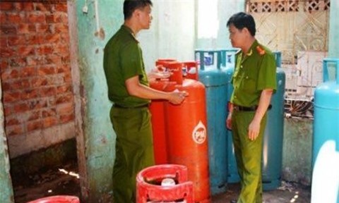 Phát hiện hàng trăm bình gas lậu nằm trong khu dân cư