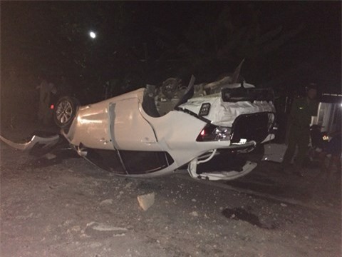 Xe đầu kéo nổ lốp gây tai nạn liên hoàn, 3 người thương nặng