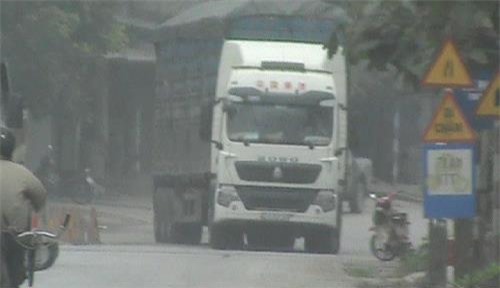 Yên Bái: Xe quá tải hoành hành được “bảo kê” bởi trạm cân vắng người?