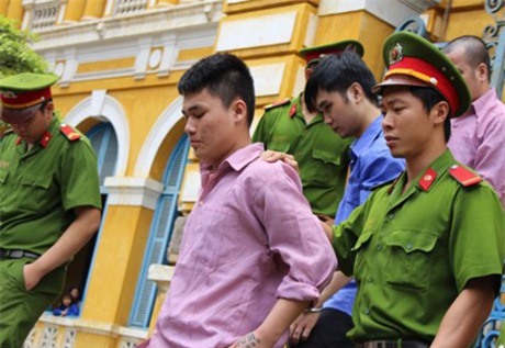 Bé gái 12 tuổi bán laptop lấy tiền vào khách sạn với bạn trai