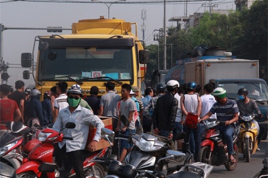 Đà Nẵng: Xe bồn cán nát chân người phụ nữ tại ngã tư