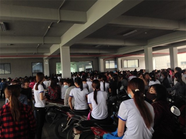  Gần 1.000 công nhân đồng loạt nghỉ việc đòi quyền lợi