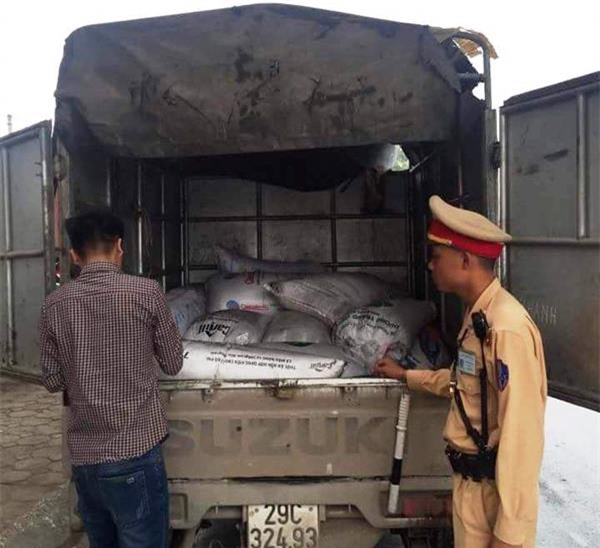 Hơn 1 tấn mỡ bẩn tuồn về Hà Nội tiêu thụ