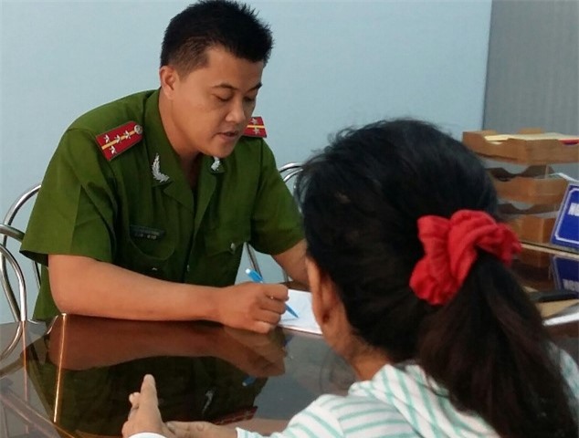 Bà lão 62 tuổi tự trói chân tay rồi báo bị cướp vàng, đôla