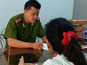 Bà lão 62 tuổi tự trói chân tay rồi báo bị cướp vàng, đôla