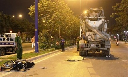 Đi đường ngược chiều, người đàn ông bị xe bồn cán chết