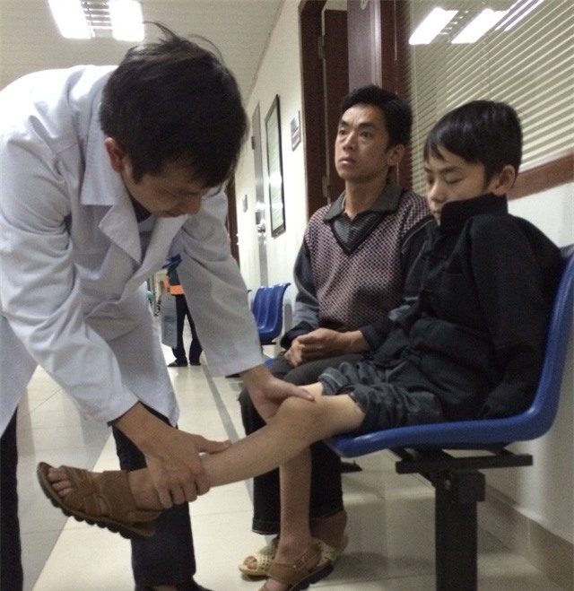 Cậu bé “đầu gối to như trống” vật vã với bệnh tật