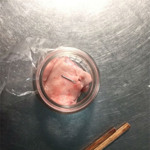 Lâm Đồng: Phát hiện mũi kim tiêm 2cm cắm trong thịt heo