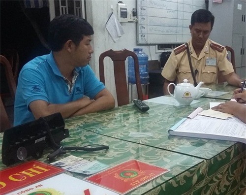 Tài xế ô tô dùng thẻ nhà báo rởm "dọa" CSGT