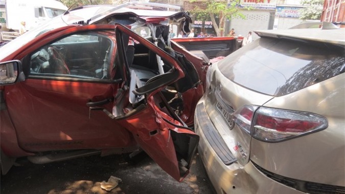 Xe đầu kéo tuột rơmoóc húc nát 3 ô tô, cuốn chết 1 phụ nữ