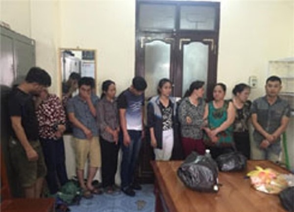 Đột kích bắt "8 bà, 3 ông" đang sát phạt nhau trên sới bạc