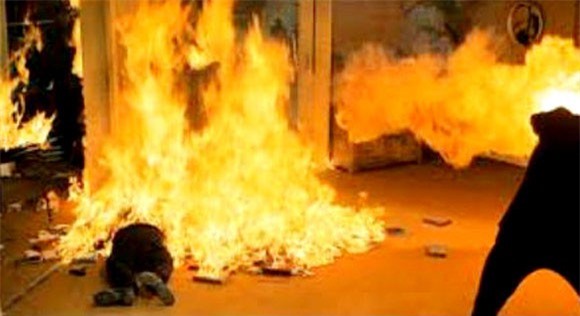 Mang xăng đến nhà người tình định châm lửa cùng chết