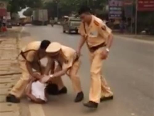 Nổ súng khống chế thanh niên dọa chém cảnh sát giao thông