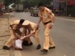 Nổ súng khống chế thanh niên dọa chém cảnh sát giao thông
