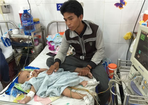 Nước mắt lặng thầm của người cha nghèo ở viện nhi