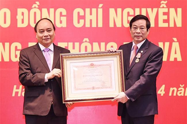 Trao Huân chương Độc lập hạng Nhì cho nguyên Bộ trưởng Bộ TT&TT