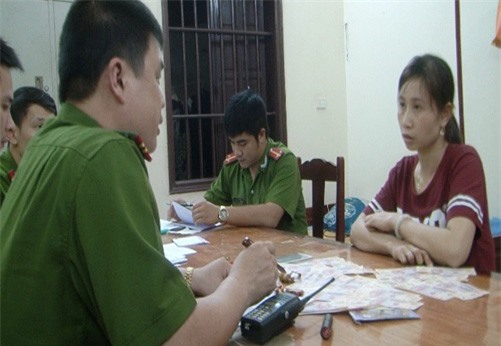 Bắt quả tang một phụ nữ lưu hành tiền giả tại lễ hội Đền Hùng 