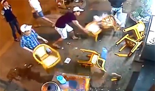 "Nữ quái" kéo hàng chục "đệ tử" đập phá quán nhậu trong đêm