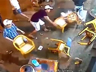 "Nữ quái" kéo hàng chục "đệ tử" đập phá quán nhậu trong đêm