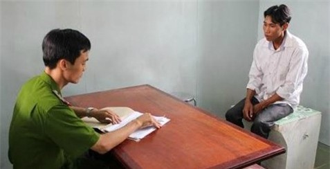 Giận vợ, ném con gái 6 tháng tuổi vào đống lửa đang cháy