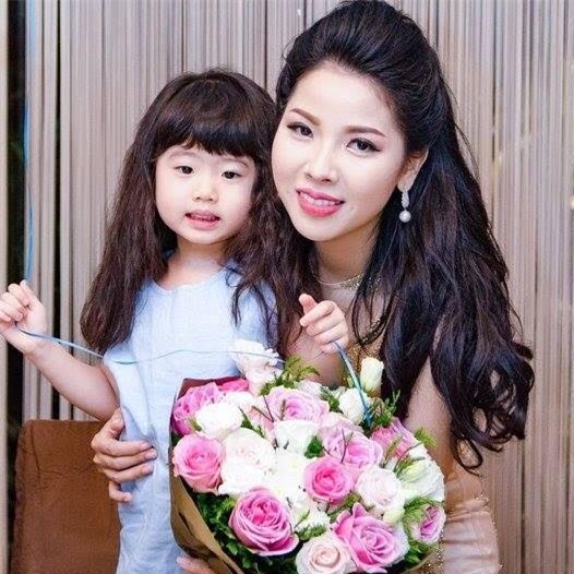 Nữ doanh nhân trẻ kiếm tiền tỷ từ việc làm đẹp cho người khác