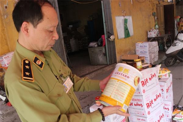 Thu giữ hàng tấn chất phụ gia, thực phẩm không nhãn mác